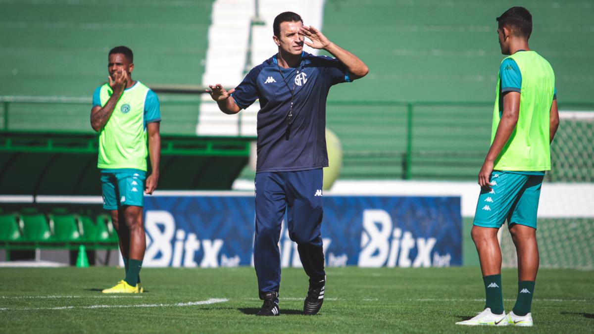 Técnico Júnior Rocha em treino do Guarani FC (Raphael Silvestre/Guarani FC)