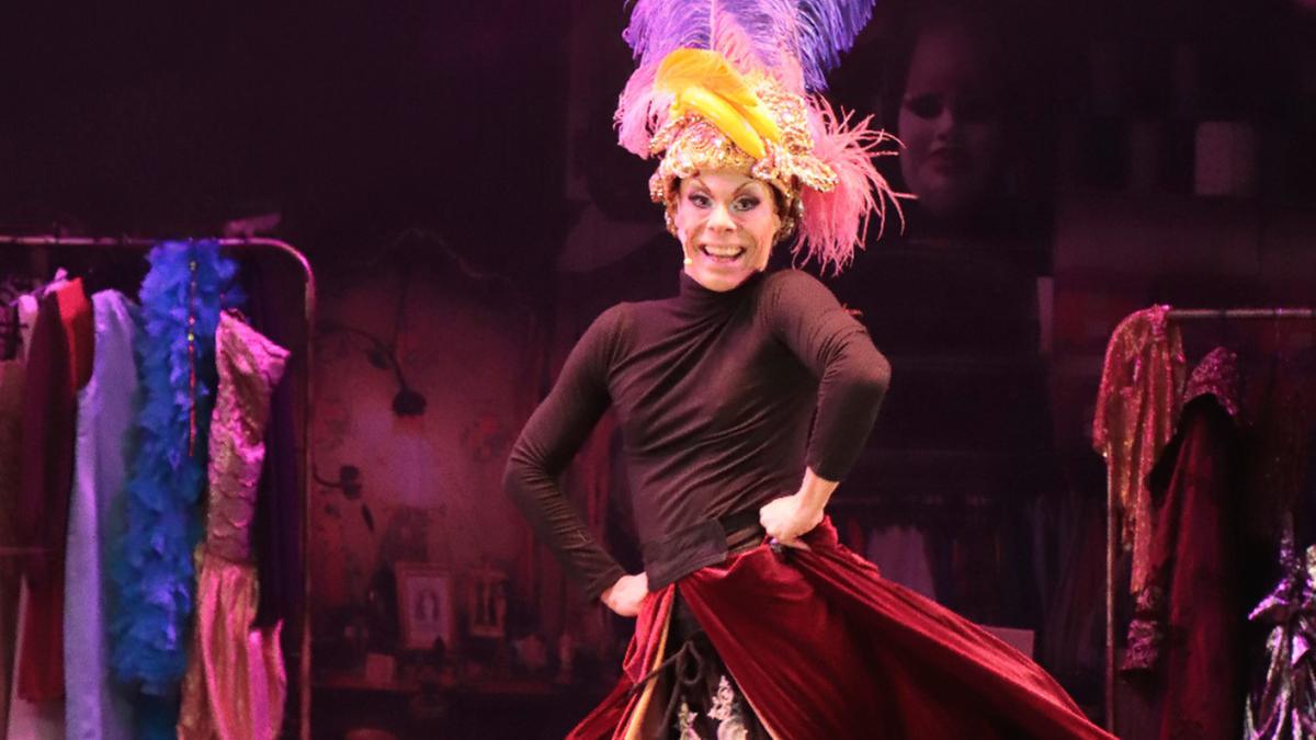 ‘Daqui Ninguém Me Tira’ conta a história da drag queen Velvet (Alexia Twister) que está prestes a ser despejada de seu antigo barracão por Herculano (Anderson Müller) para dar lugar a novos empreendimentos (Divulgação)