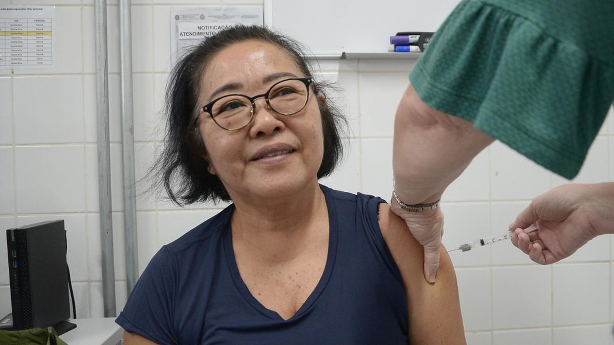 Maria Fumiko Ueti Uehara, de 86 anos, aproveitou para receber a dose do imunizante já no primeiro dia; com a experiência de três décadas atuando como enfermeira, ela fez questão de destacar que todas as vacinas são importantes: 'eu tomei todas as que eram possíveis para a minha faixa etária', contou (Alessandro Torres)