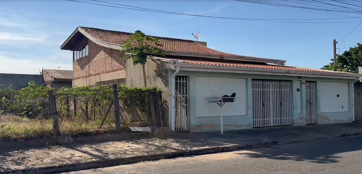O casal vivia em um imóvel nos fundos e o proprietário decidiu verificar se estava tudo em ordem, avistando o corpo da vítima pela janela (Divulgação)