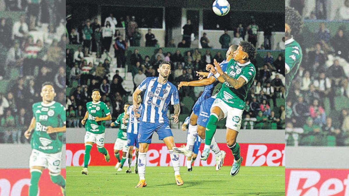 Reinaldo tenta vencer a marcação, oberservado por Luccas Paraizo (Raphael Silvestre/Guarani FC)