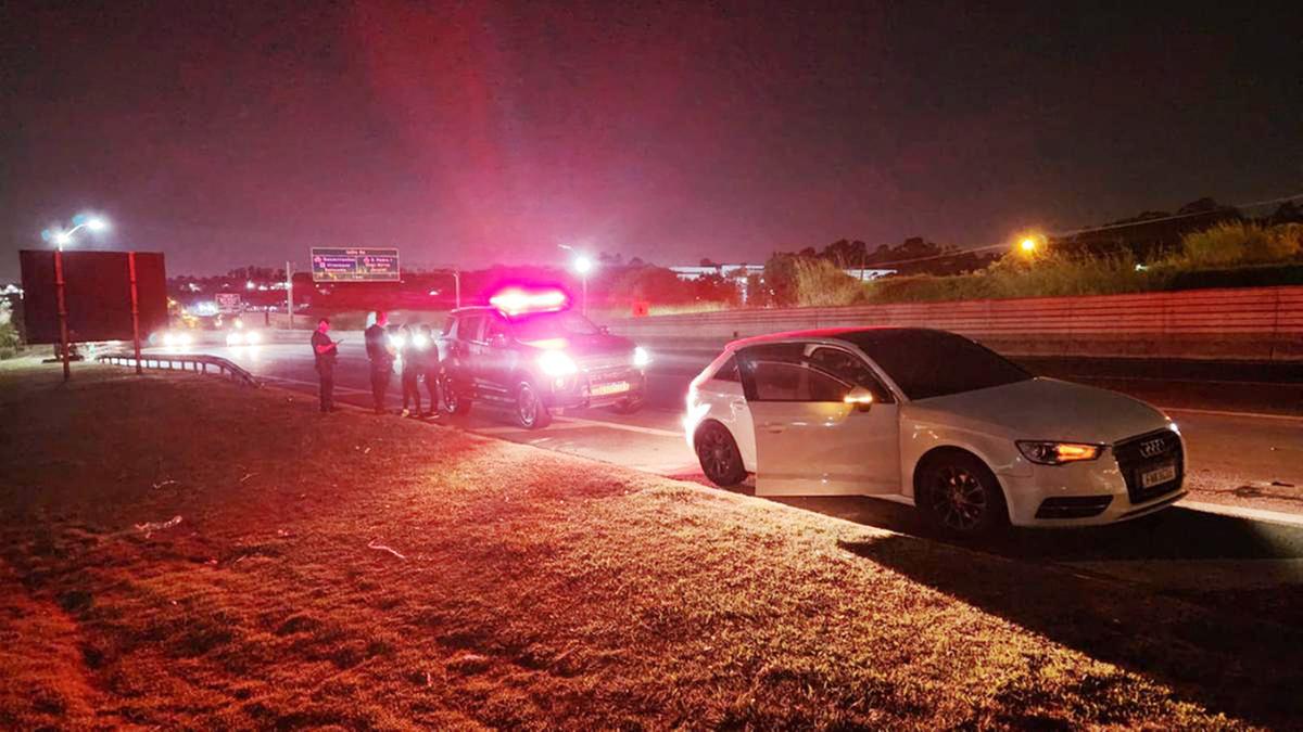 Na semana passada, uma jovem de 18 anos e umrapaz de 23 anos partiram de Curitiba com o propósito de se encontrar com um cúmplice na capital paulista e perpetrar furtos em
Campinas; entretanto, foram interceptados pela GM quando retornavam para São Paulo, portando aproximadamente R$ 50 mil em produtos furtados de quatro supermercados (Divulgação)