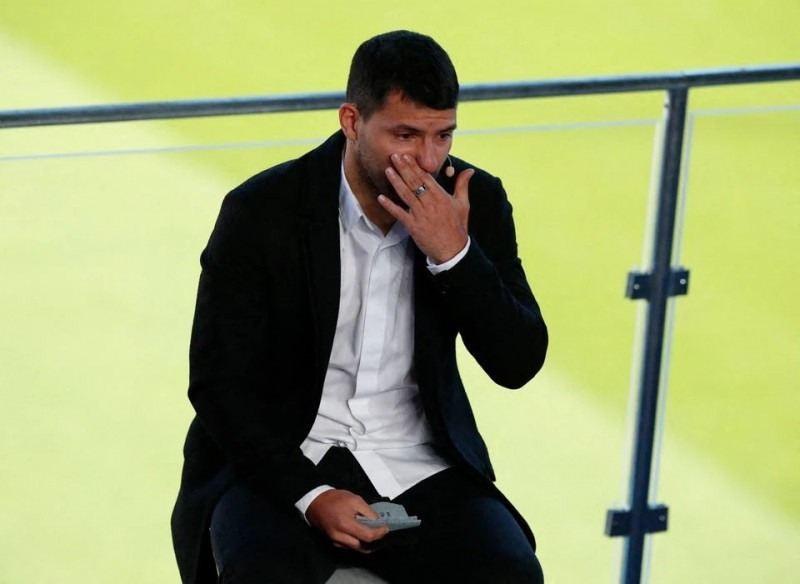 Em lágrimas, Agüero se despede do futebol por problemas cardíacos  (REUTERS/Albert Gea)
