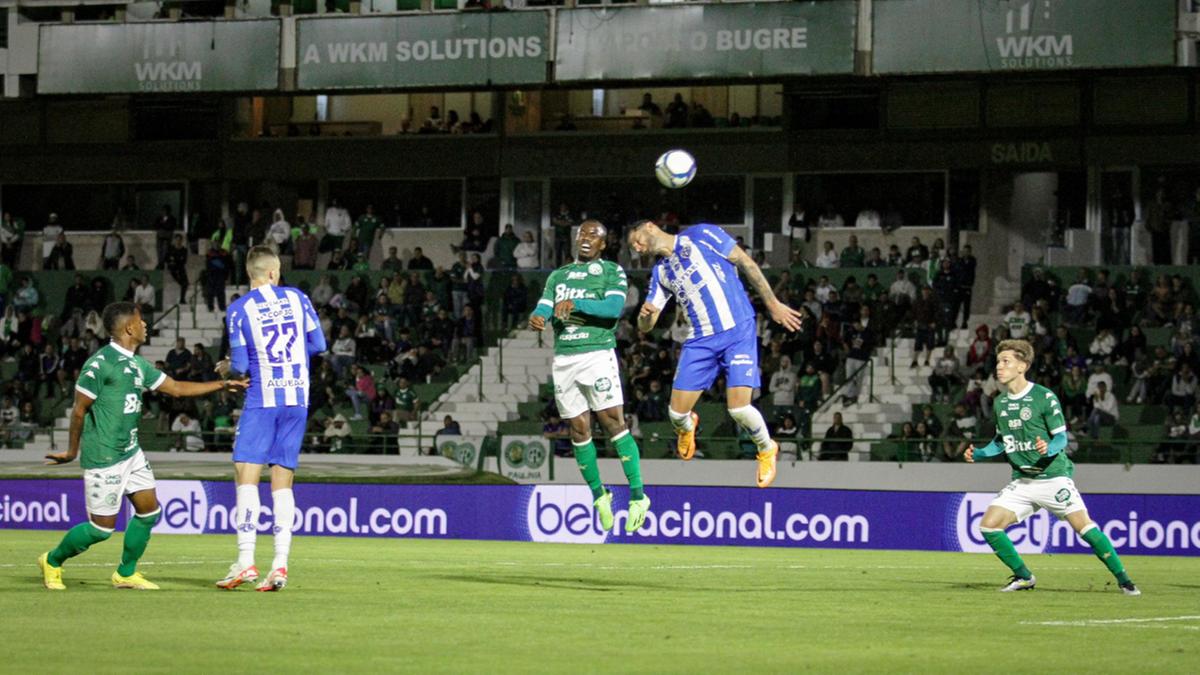 Kaique tenta jogada de cabeça, observado por Rafael Freitas: opções no segundo tempo contra o Paysandu não funcionaram (Raphael Silvestre/Guarani FC)