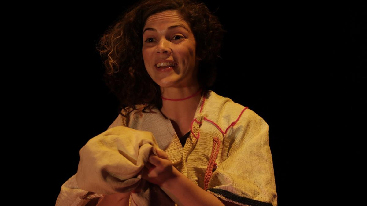 Apresentação da atriz Agnes Santos, membro do Coletivo Emaranhados, no Teatro Castro Mendes em 2023. (Divulgação)