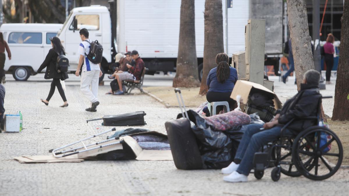 Cerca de 37% das pessoas que estão em situação de rua têm idade entre 25 e 36 anos; somados, pretos e pardos representam 67,8% enquanto 29,4% se identificam como brancos (Kamá Ribeiro)