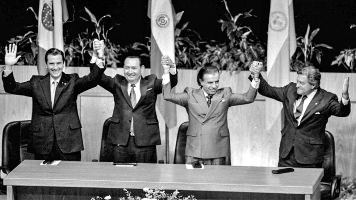 A histórica cerimônia na qual os presidentes Fernando Collor, Carlos Menem, Luis Lacalle e Andrés Rodríguez firmaram o Tratado de Assunção; os quatro países eliminaram ou reduziram tributos alfandegários e também unificaram impostos de importação e exportação (Gabinete senador Fenanco Collor)