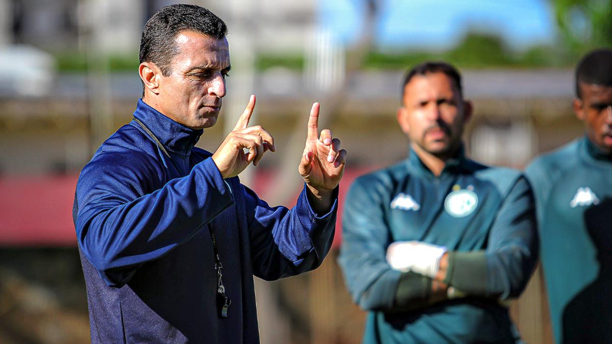 O técnico Júnior Rocha orienta os jogadores: treinador projeta melhora no retrospecto (Raphael Silvestre/Guarani FC)