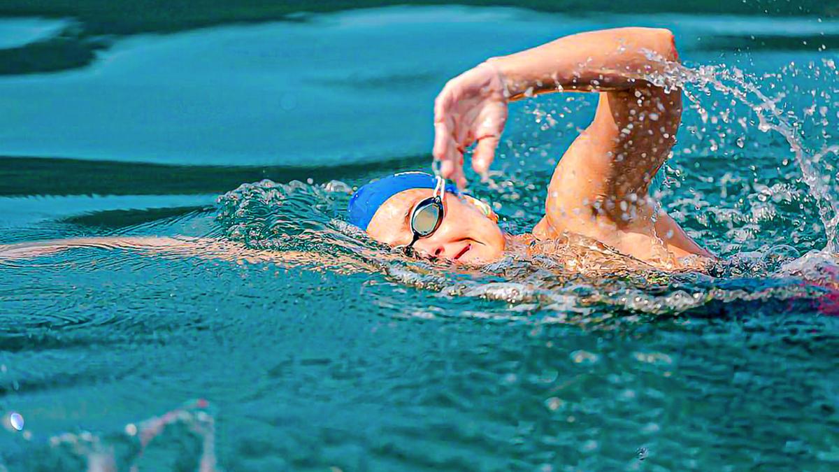 Com meta de percorrer os 36km do trajeto entre Capri e Napoli em 10h, Ana Carolina Morelli se concentra e adapta sua rotina para não perder o foco (Divulgação)