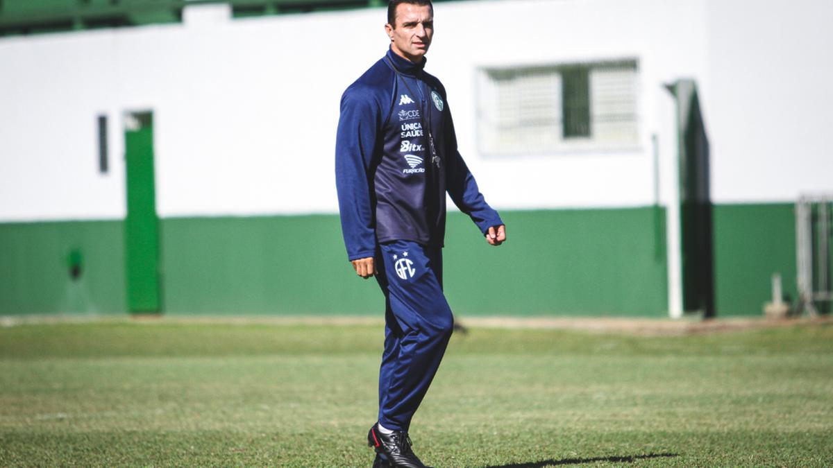 Técnico Júnior Rocha em treino do Guarani FC (Raphael Silvestre/Guarani FC)