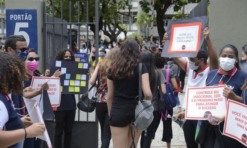 Estudantes chegam para o primeiro dia de prova do Enem 2021.  (Tomaz Silva/Agência Brasil)