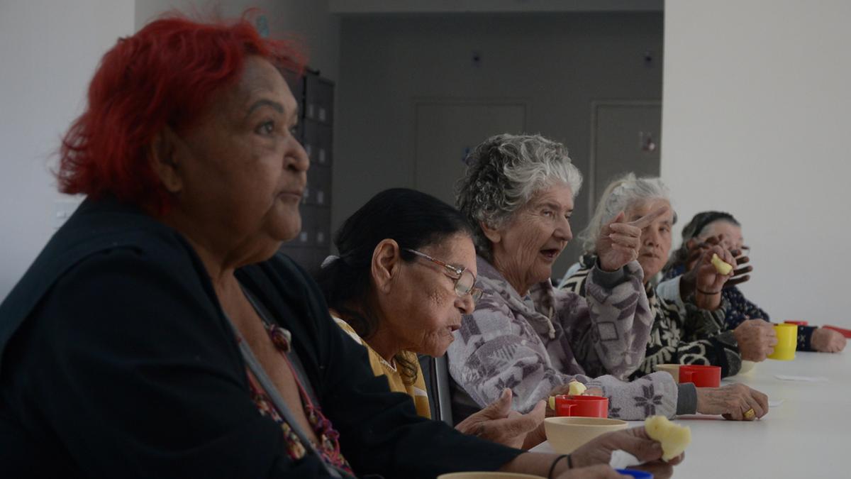 Campinas dispõe de alguns serviços de atendimento ao idoso, como o Centro Dia, que acolhe pessoas a partir dos 60 anos de idade: “eu convivo diariamente com colegas, mulheres em idade avançada, que me contam sobre situações de negligência em casa”, lamenta Leonice Nunes (Alessandro Torres)