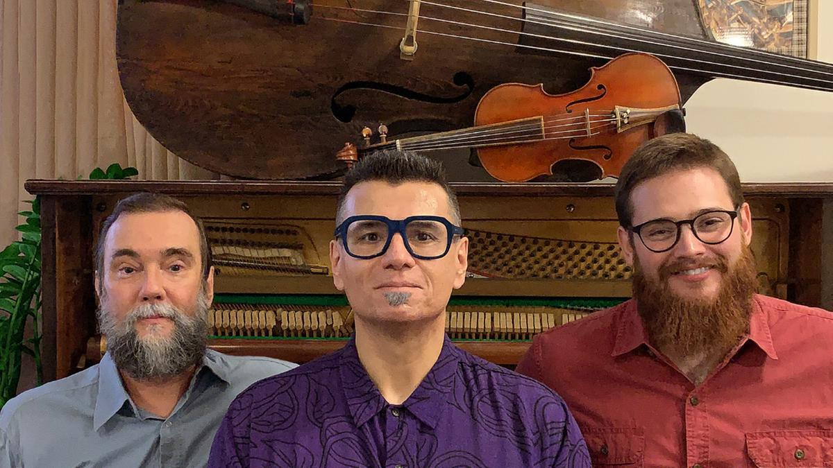 O trio é composto por: Ivan Corilow (pianista), Ernani Teixeira (violinista) e Marcelo Corilow (contrabaixista) (Divulgação)
