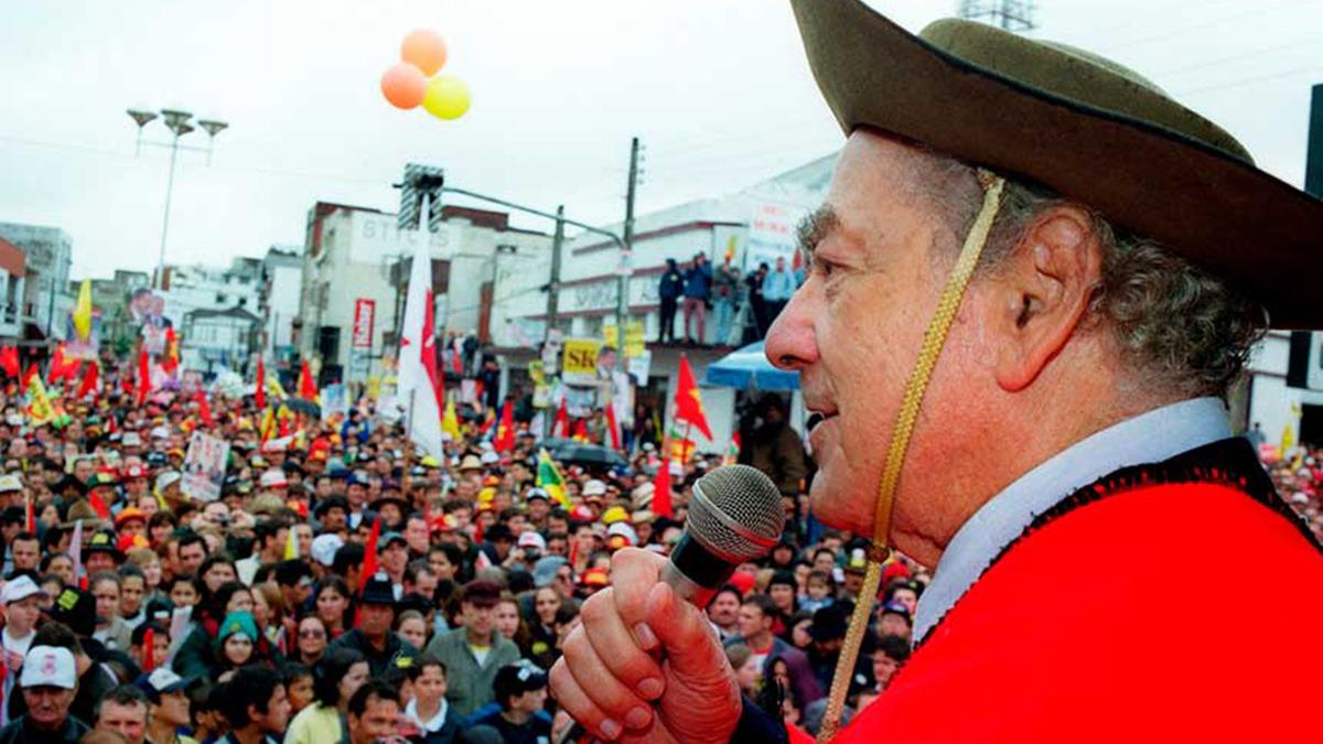 O gaúcho Leonel Brizola discursa em campanha eleitoral na década de 1990; faz 20 anos que o Brasil perdeu a voz indignada e combativa de Brizola. Vítima de enfarte, ele morreu em 21 de junho de 2004, aos 82 anos de idade (Serginho Neglia)