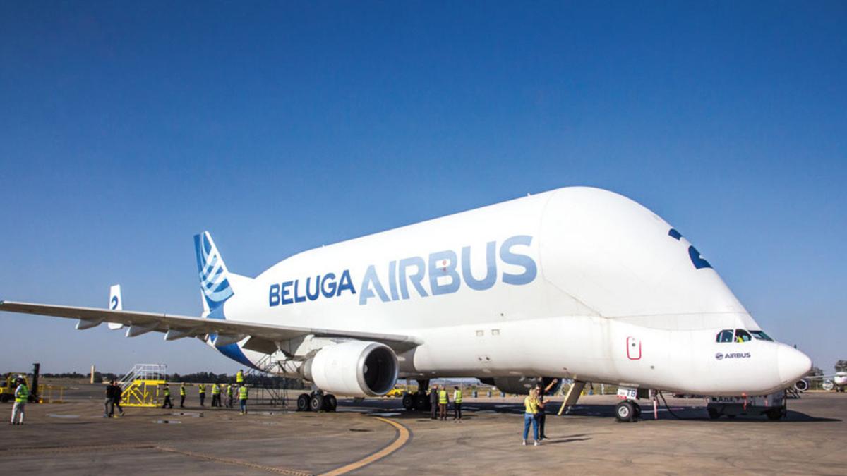 O livro contém 82 fotos de aeronaves que operaram no Aeroporto de Viracopos, dentre as quais do Airbus Beluga, capaz de transportar seções de fuselagem de outros aviões e grandes cargas (Divulgação)