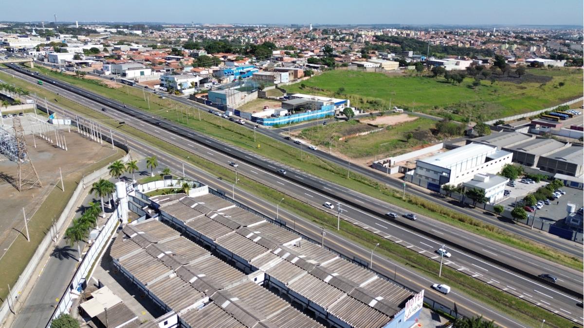 A Rodovia Santos Dumont (SP-075) é o principal corredor viário que conecta os municípios de Sorocaba, Itu, Salto, Indaiatuba e Campinas, atravessando diversos bairros densamente povoados dessas cidades; essa via
estratégica oferece acesso direto ao Aeroporto Internacional de Viracopos e ao Distrito Industrial, que abriga uma gama significativa de indústrias de diversos setores e empresas de logística (Alessandro Torres)