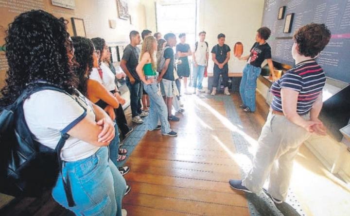 Alunos do Senac recebem informações durante visita guiada à Sala Hercule Florence no MIS Campinas (Divulgação/Ricardo Lima)