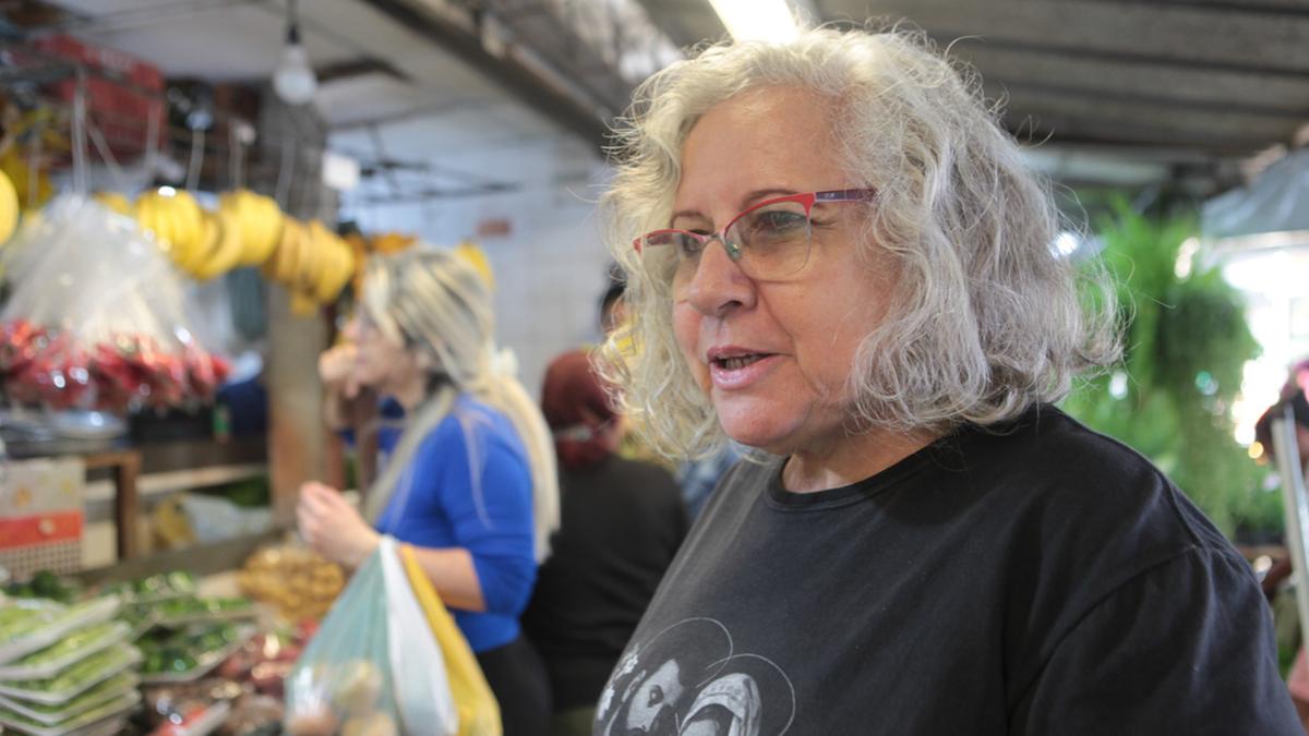 Pesquisa indicou redução nos preços da banana, tomate, feijão, carne, farinha, pão francês e açúcar; mesmo assim, a cuidadora Ângela Maria Costa considera que os preços ainda estão altos: “o tomate está ‘a preço de ouro’” (Rodrigo Zanotto)