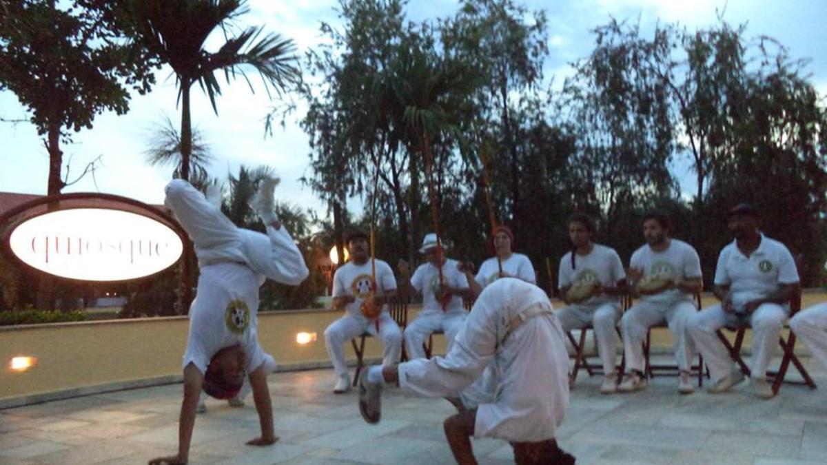 Integrantes da Escola de Capoeira Angola Resistência durante apresentação em hotel de Campinas (Divulgação)
