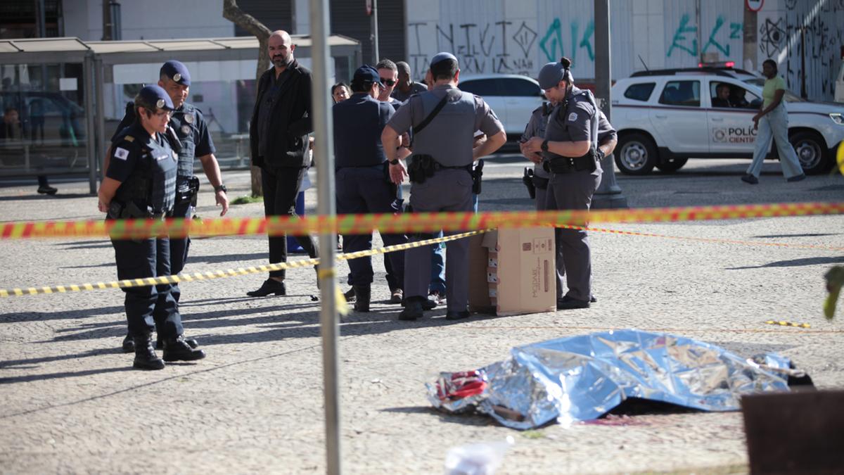 Policiais cercam a cena do crime onde um morador de rua foi assassinado no Centro de Campinas (Rodrigo Zanotto)