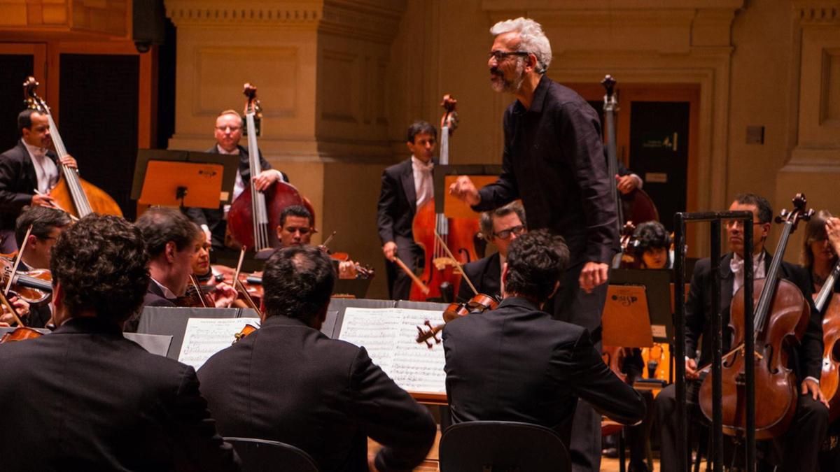 A Orquestra Sinfônica Municipal de Campinas terá hoje a regência do maestro convidado Ricardo Bologna Karin van der Broocke (Karin van der Broocke)