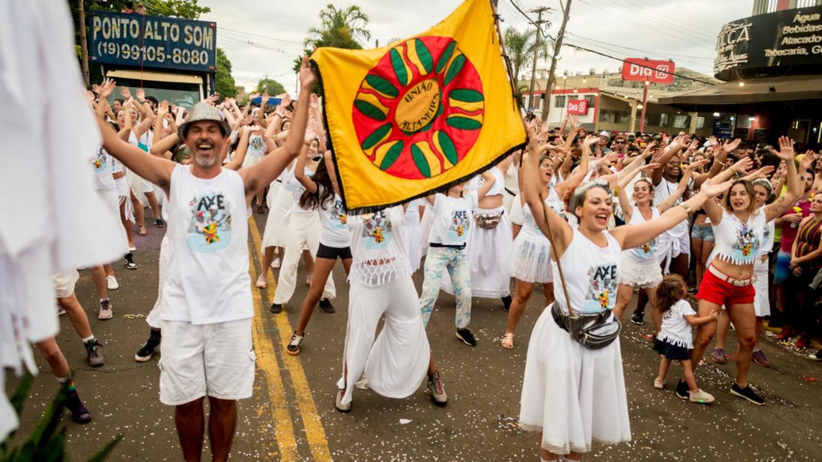 Foliões dançam pela Avenida Santa Isabel, no distrito de Barão Geraldo, ao som do Bloco União Altaneira, no Carnaval de 2023 (Divulgação)