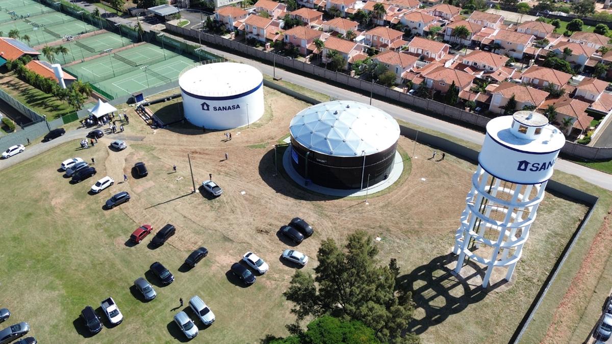 Agora há no local três gerações de reservatórios instalados, o elevado (esquerda), o tanque de concreto (direita) e o novo de aço vitrificado (ao centro), que une a resistência do aço com a durabilidade e a pureza do vidro (Alessandro Torres)