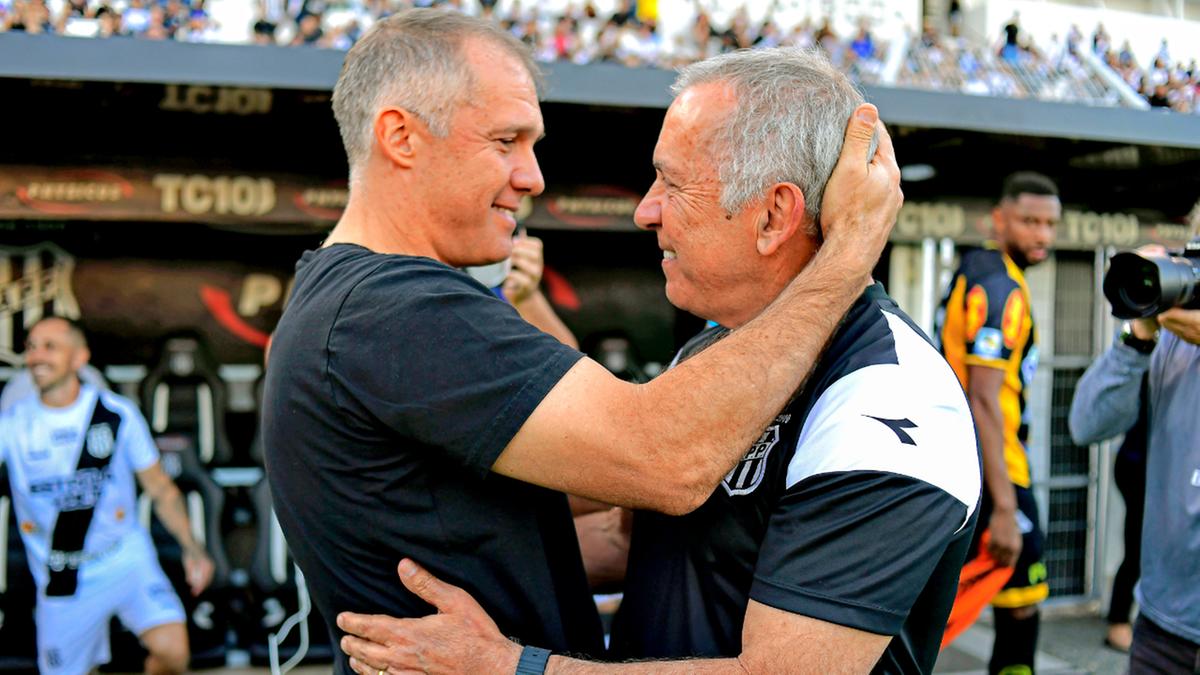 Nelsinho Baptista enfrentou o seu filho Eduardo e levou a melhor no confronto, mas o treinador de 73 anos fez questão de elogiar a performance do time adversário (Marcos Ribolli)
