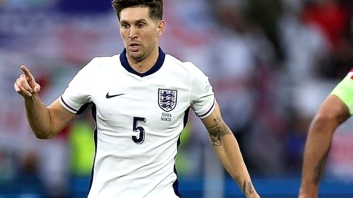 Jogador do Manchester City, o zagueiro Stones foi titular e ajudou o time a não sofrer gols contra a Sérvia (@england)