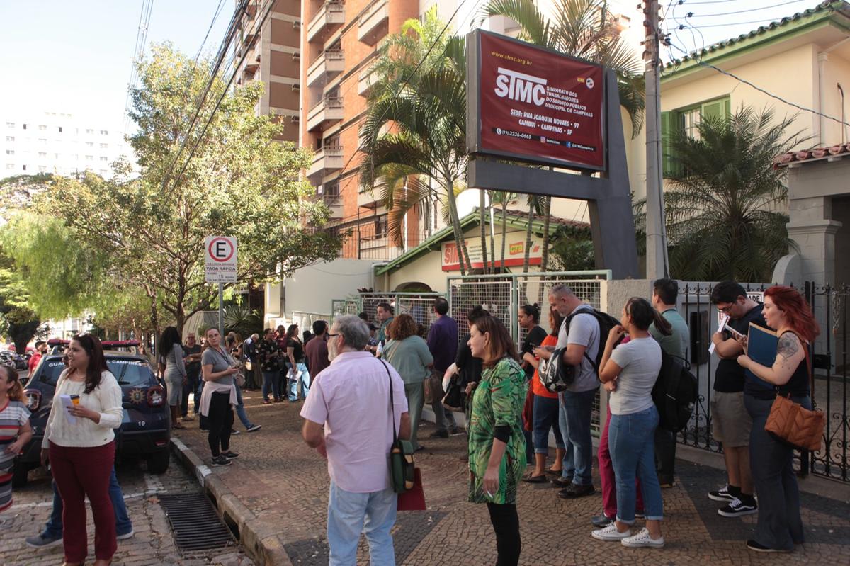 A situação ficou tensa ontem entre o fim da manhã e o início da tarde, quando houve ameaça de invasão à sede do STMC caso os funcionários do local parassem de atender para fazer o horário de almoço; revolta é devido ao anúncio de que o sindicato faria o recolhimento da taxa de 3% sobre o salário-base de cada servidor da ativa (Rodrigo Zanotto)