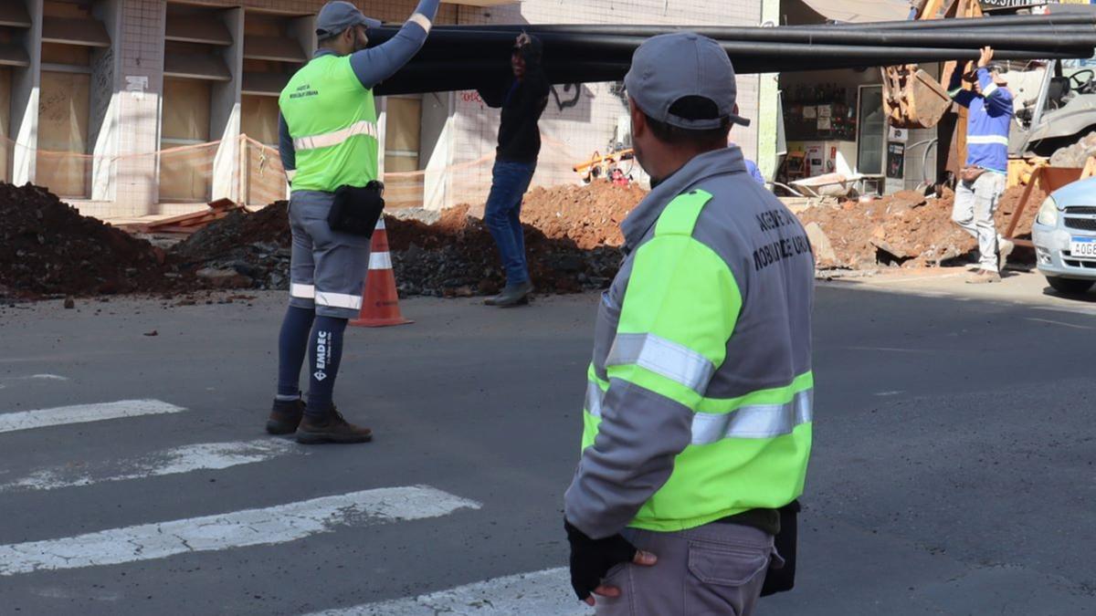 Agentes da Emdec sinalizam os pontos de bloqueio e orientam os condutores sobre desvios (Divulgação/Emdec)