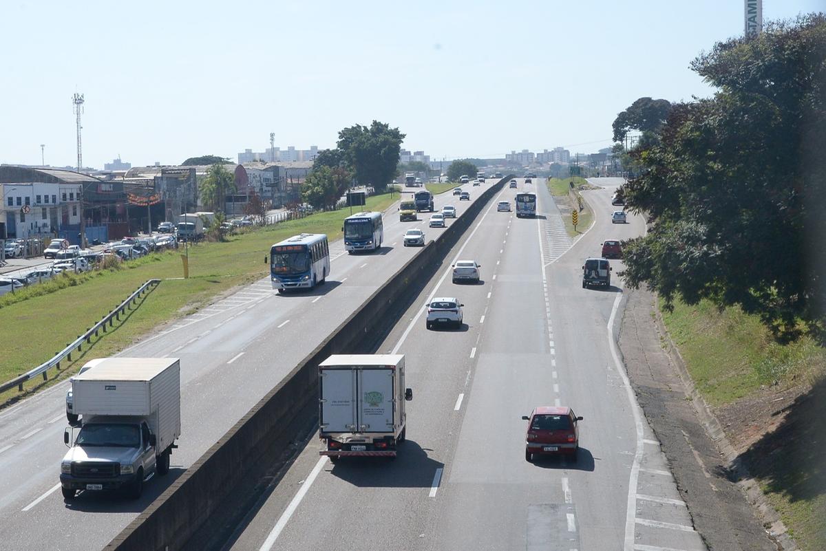 Construção de marginais em trecho da Santos Dumont pretende diminuir consideravelmente o trânsito na região, principalmente no entorno do Aeroporto de Viracopos, São José e Parque Oziel; moradores de outras cidades, como Indaiatuba, também sofrem com os constantes congestionamentos na chegada a Campinas (Alessandro Torres)