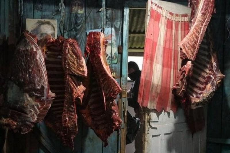 Os suspeitos também misturavam ao produto carnes de peru e suíno, e distribuíam cerca de 800kg de carne por semana (Tiago Coutinho/ Imprensa MPRS)