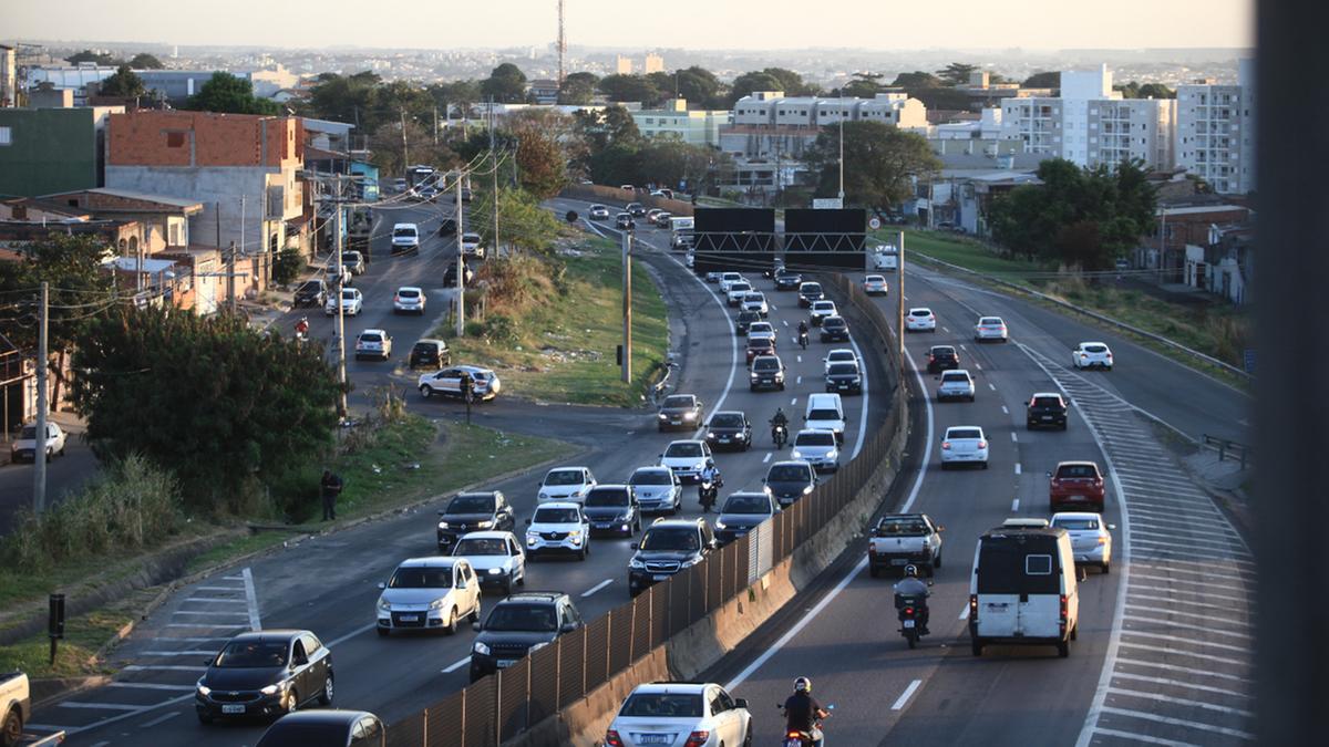 A obra na Rodovia Santos Dumont prevê marginais de sete quilômetros de extensão, nos dois lados da via, com larguras variáveis ao longo do trecho; construção de passarelas e melhorias na iluminação e sinalização; de acordo com a Prefeitura de Campinas, o valor estimado para a execução, de responsabilidade da Via Colinas, está em R$ 400 milhões (Kamá Ribeiro)