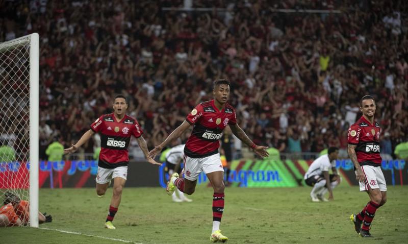 Bruno Henrique garante vitória do Flamengo sobre o Corinthians (Alexandre Vidal)