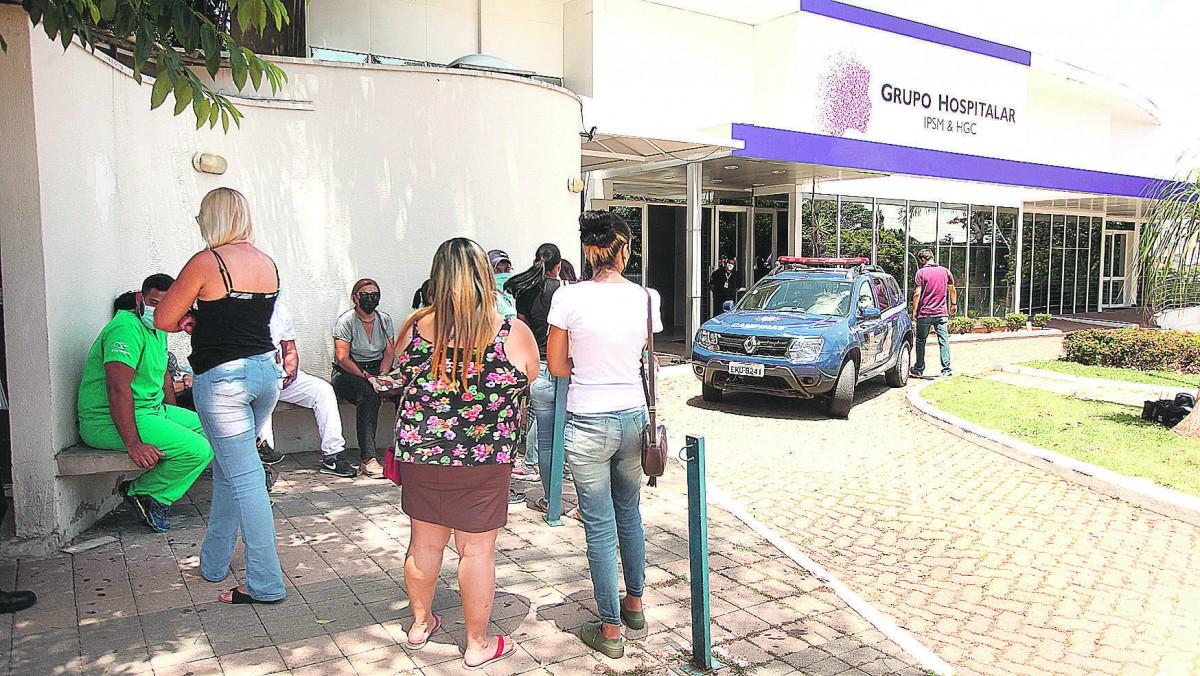 Funcionários do Hospital Metropolitano se concentram na entrada do prédio, após serem impedidos por guardas municipais de entrar no local para trabalhar na manhã de ontem (Kamá Ribeiro/ Correio Popular )