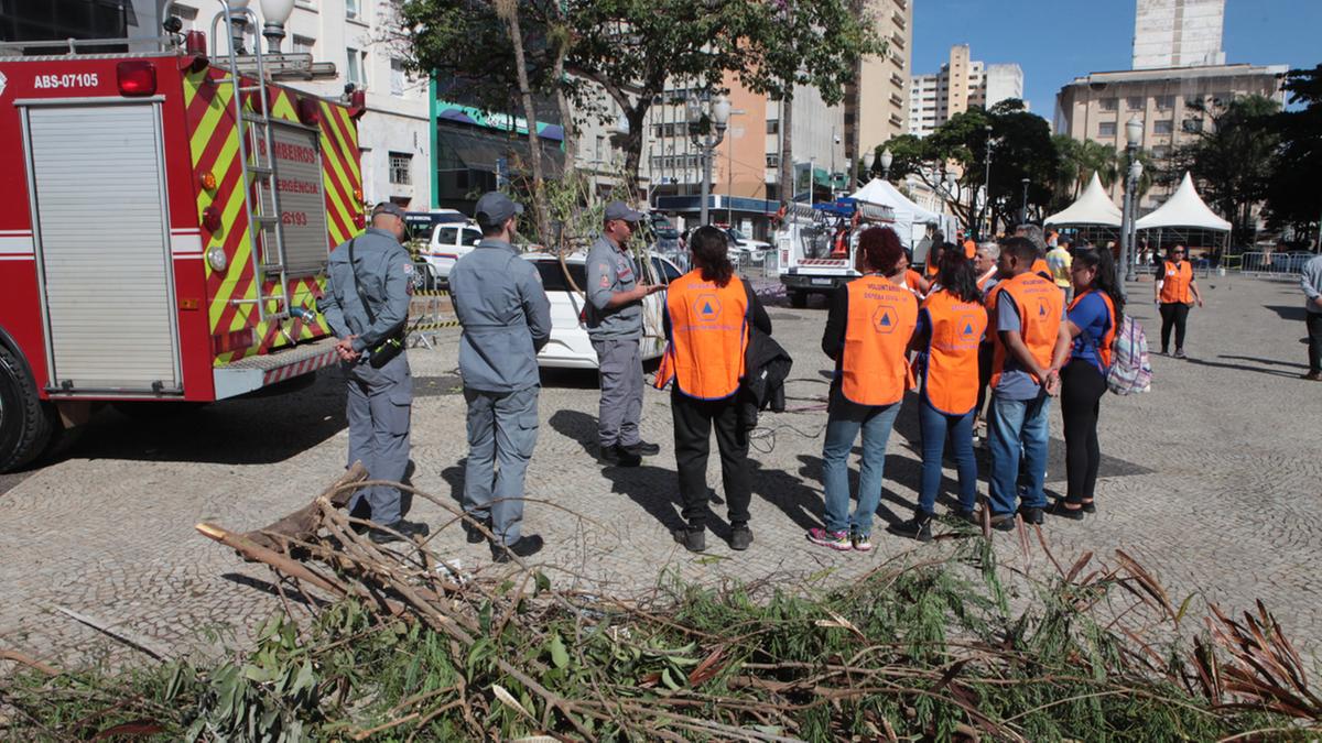 Integrantes do Corpo de Bombeiros explicam aos participantes do treinamento quais devem ser os procedimentos em caso de queda de galhos de árvores e de fiação elétrica durante uma tempestade: prevenção foi a palavra-chave da capacitação (Rodrigo Zanotto)