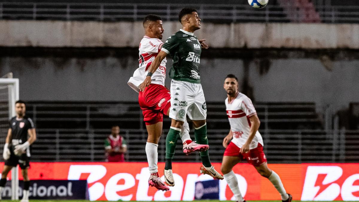 Sumido na maior parte do jogo, o atacante João Victor disputa bola aérea em Maceió (Francisco Cedrim/CR)