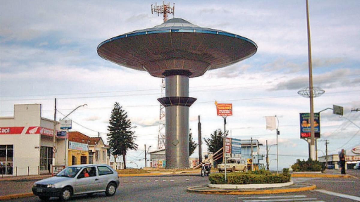 Varginha tem hoje várias construções que lembram o caso do ET e tornam o município um ponto turístico ufológico, como a nave espacial existente em uma praça da cidade (Divulgação)