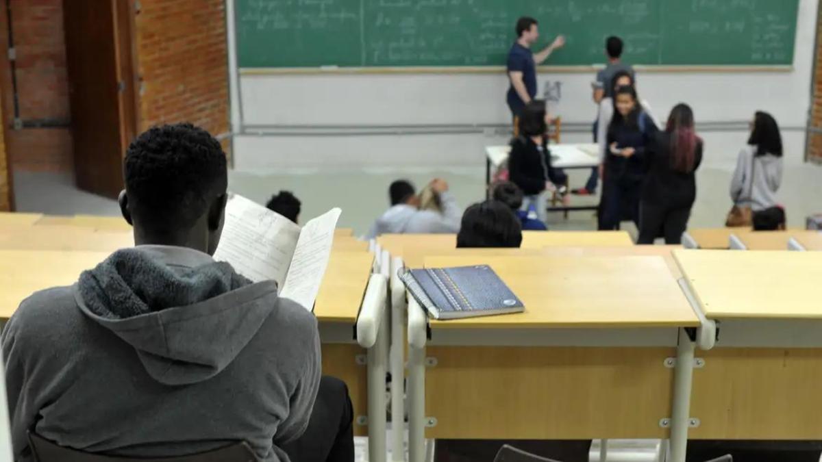 Estudantes em sala de aula de Universidade (Marcello Casal Jr/Agência Brasil)