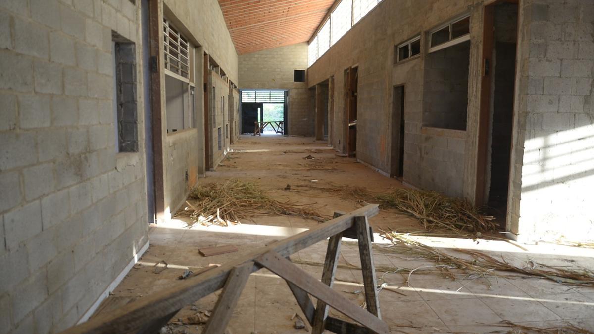 Um triste exemplo de obras abandonadas: a creche no Jardim Telesp, iniciada em 2013 e deixada inacabada em 2021; o governo estadual investiu R$ 1.359.668,55, mas a construção nunca foi concluída (Alessandro Torres)