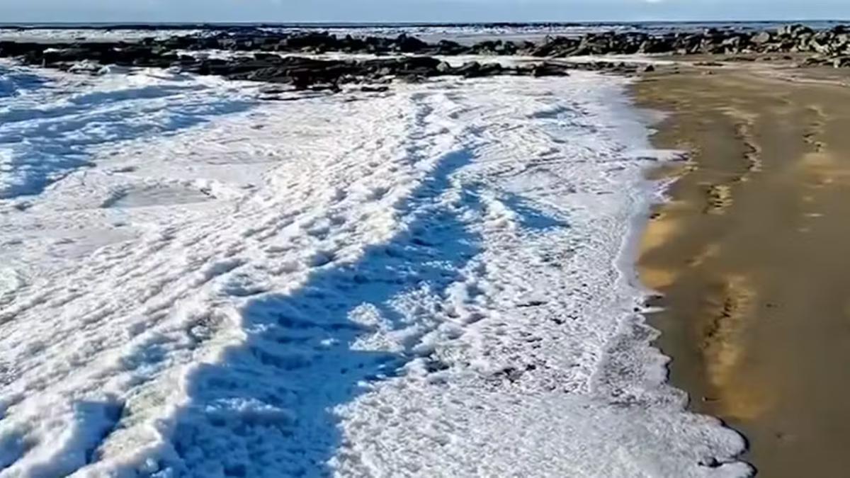 O frio extremo que atinge a Patagônia congelou ondas do mar ao norte da cidade de Río Grande, perto da baía de San Sebastián, na província Terra do Fogo, sul da Argentina. O fenômeno foi registrado na terça-feira, 25, a cerca de 362 quilômetros de Ushuaia, capital da província (Reprodução/X)