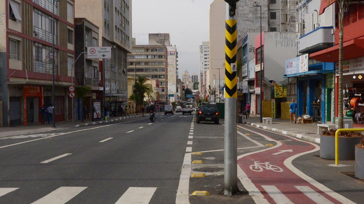 Paradas de ônibus ficaram todas do lado esquerdo da avenida; na direita, foram instaladas as bancas de comércio e a calçada foi alargada (Kamá Ribeiro)