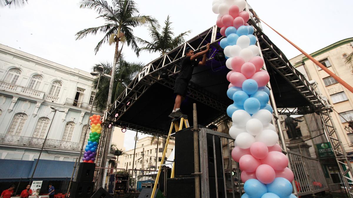 Dois palcos foram montados no Centro de Campinas, um no Largo do Rosário e outro na Praça Bento Quirino (foto), um tradicional ponto de encontro do movimento LGBTQIAPN+ (Kamá Ribeiro)