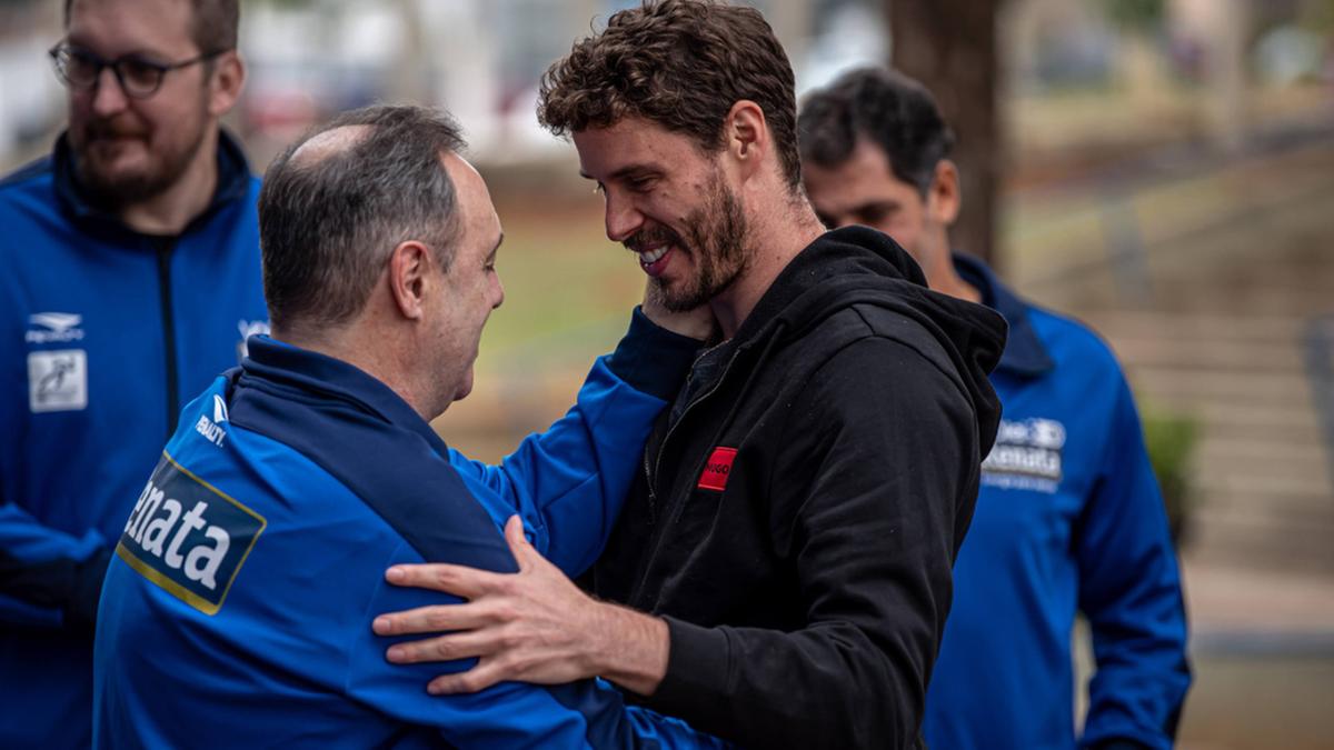 Técnico Horacio Dileo e o levantador Bruninho que está com a Seleção Brasileira nestes próximos dias por conta da Olimpíada (Divulgação)