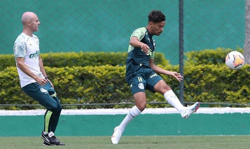 Dois principais nomes da bola parada do Palmeiras, Raphael Veiga e Gustavo Scarpa marcaram na vitória sobre o Atlético-GO por 4 a 0 na última rodada (Cesar Greco/ Palmeiras)