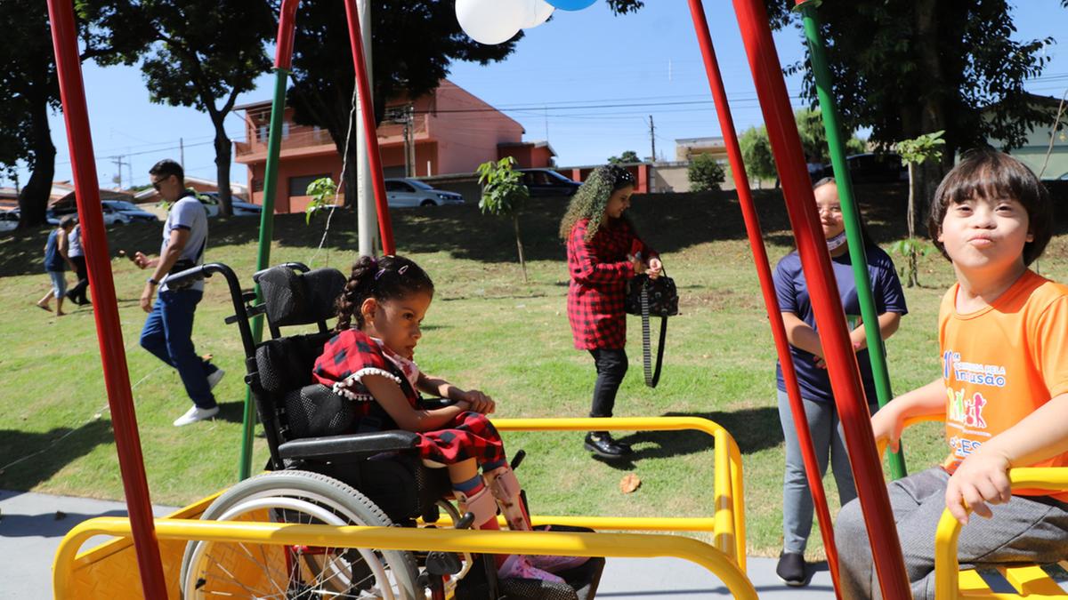 Novo parque inclusivo conta com 3 balanços, uma gangorra e um gira-gira (Divulgação)