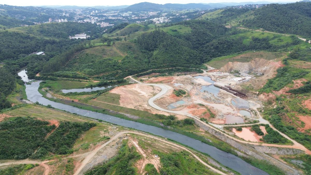 Ações em tramitação questionam a segurança da represa de Pedreira, localizada a cerca de 2 quilômetros do coração da cidade de cerca de 43 mil habitantes; proximidade da barragem com o comércio local, sedes de órgãos públicos, creches e escolas preocupa entidades ambientais envolvidas no processo (Alessandro Torres)