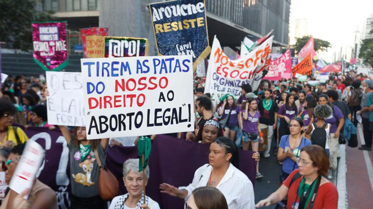 Protesto em São Paulo em 2024 contra projeto de lei que restringe possibilidades de aborto legal; em 2012, o Supremo Tribunal Federal (STF) decidiu que também é legal interromper a gestação quando o feto tem anencefalia (ausência parcial do encéfalo e do crânio) (Paulo Pinto/Agência Brasil)