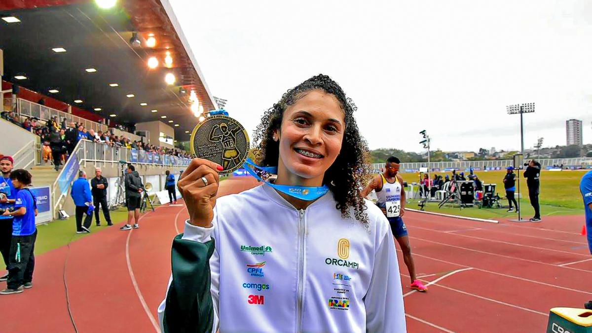 Valdileia mostra a medalha: campeã no salto em altura (Tiago Bueno/Orcampi)